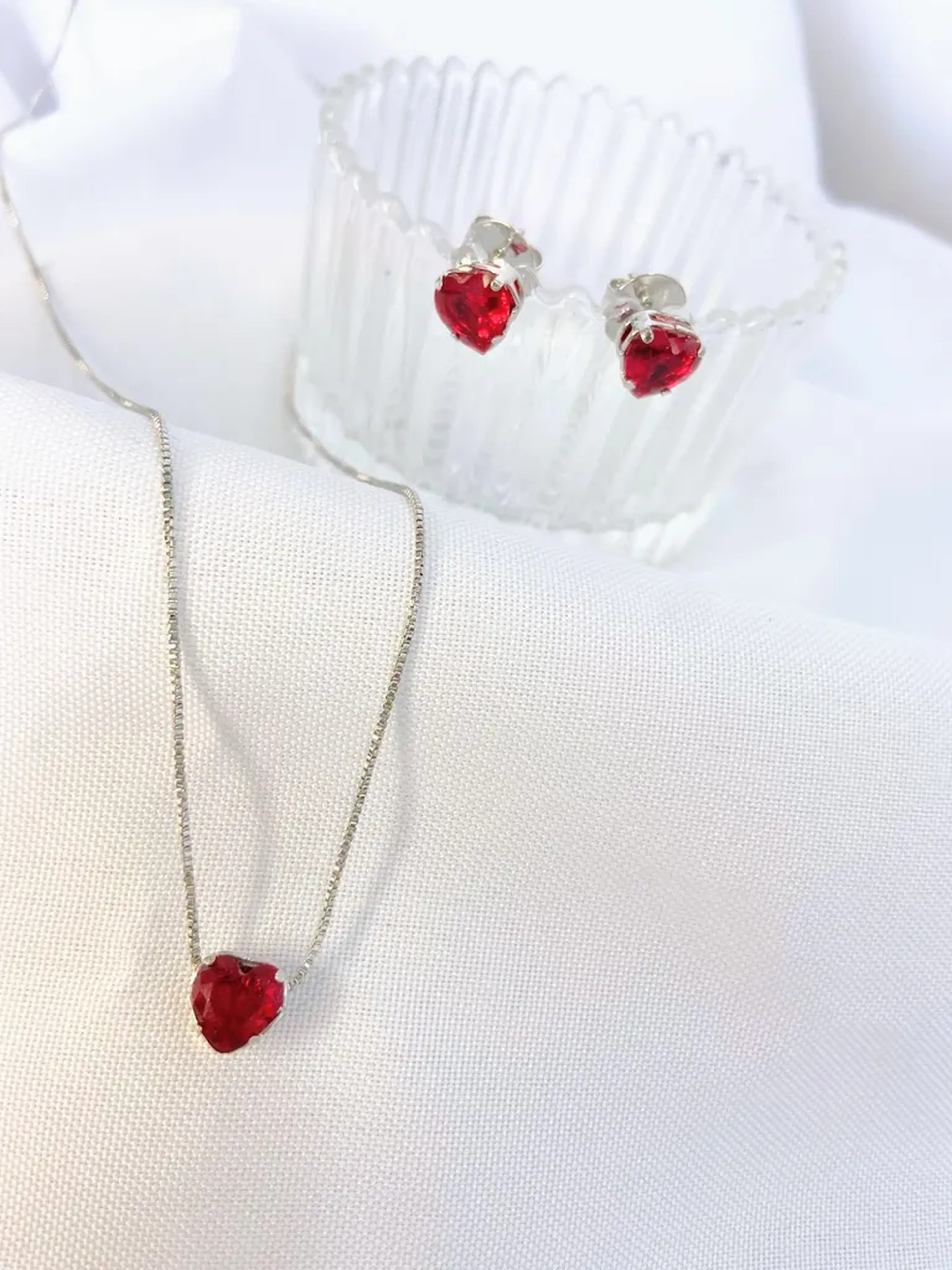CONJUNTO CORAÇÃO DELICADO RUBI ZIRCONIA - RODIO BRANCO imagem