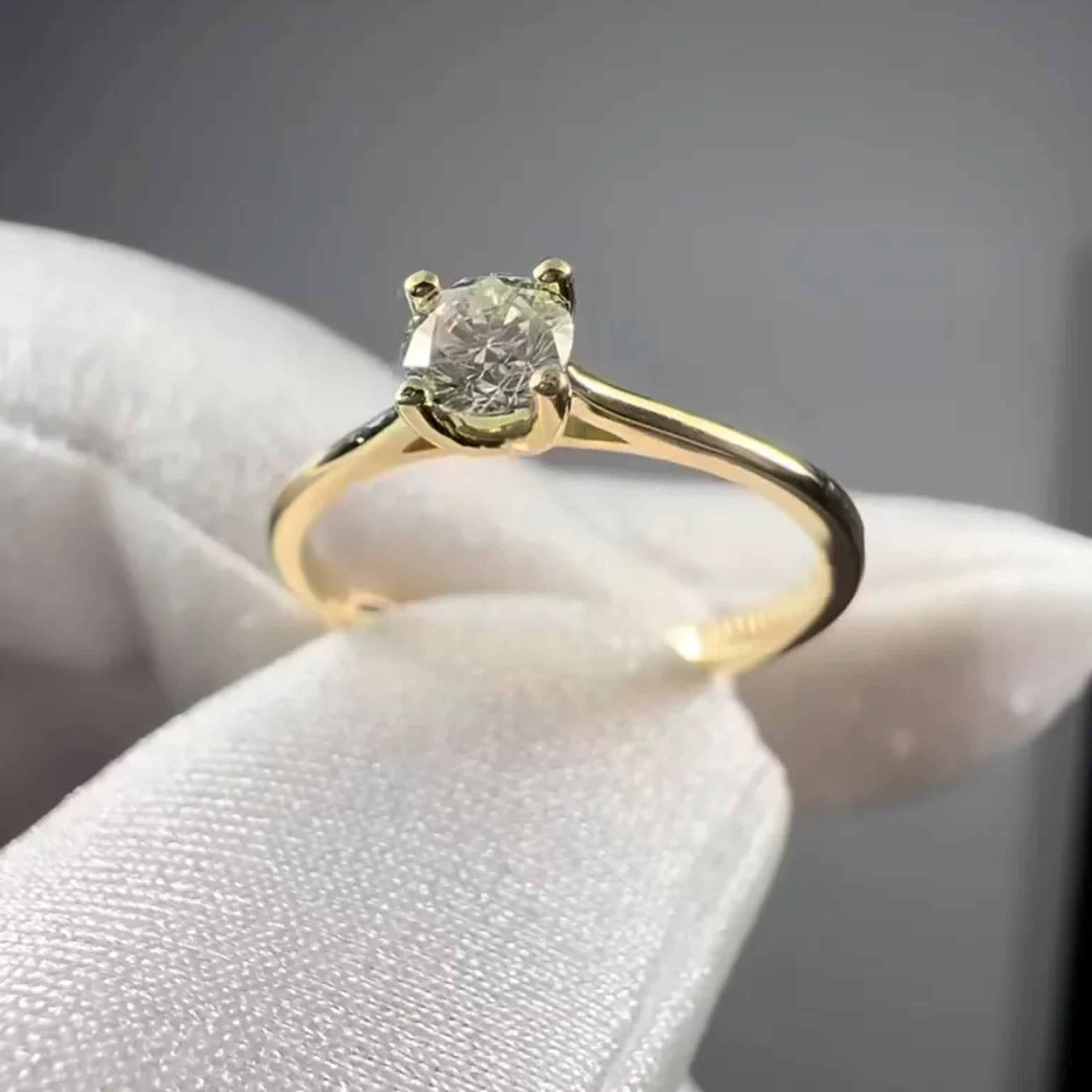 Anel Solitário ouro amarelo com Brilhante imagem