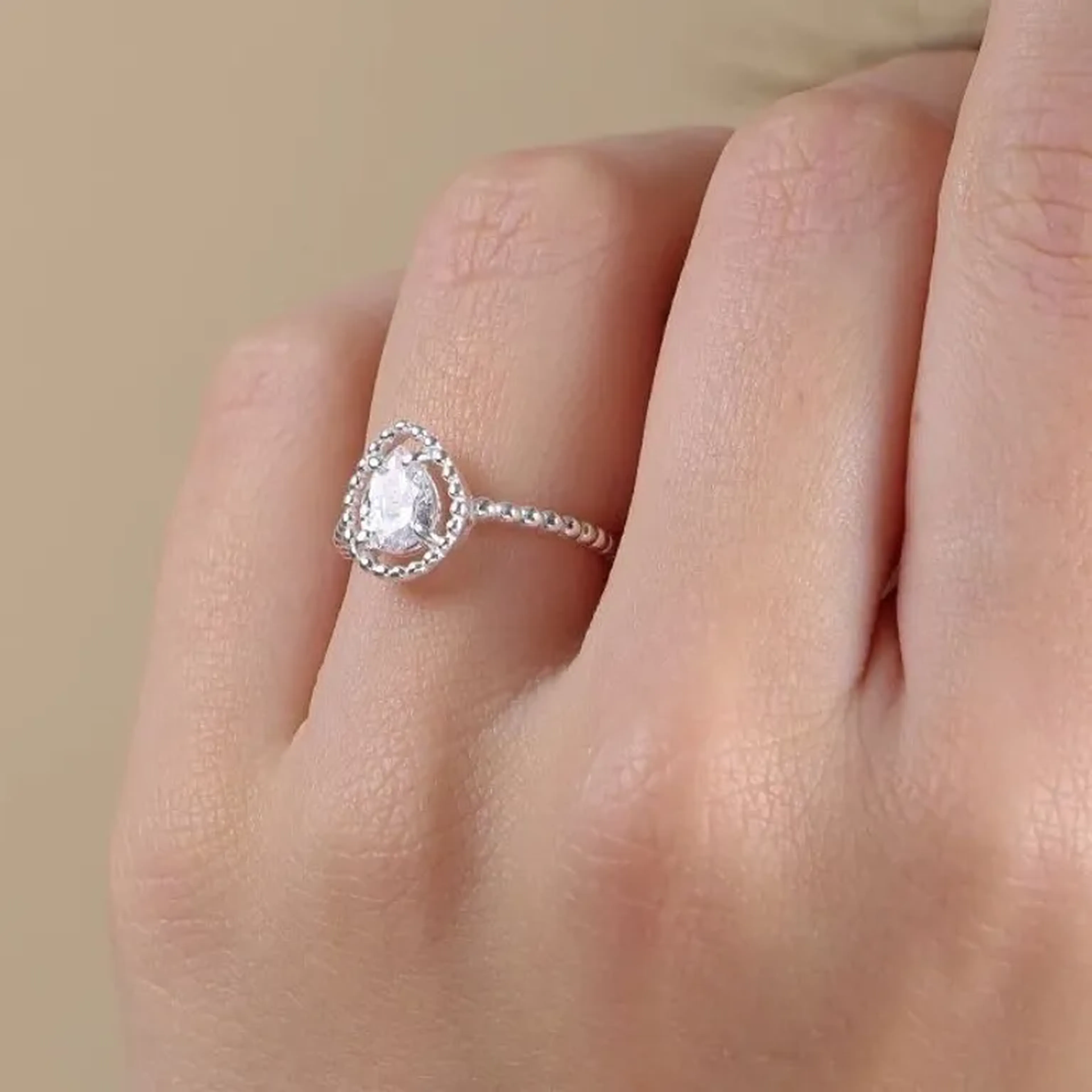 Anel de Prata 925 Zircônia Gota Branca Pontilhada imagem