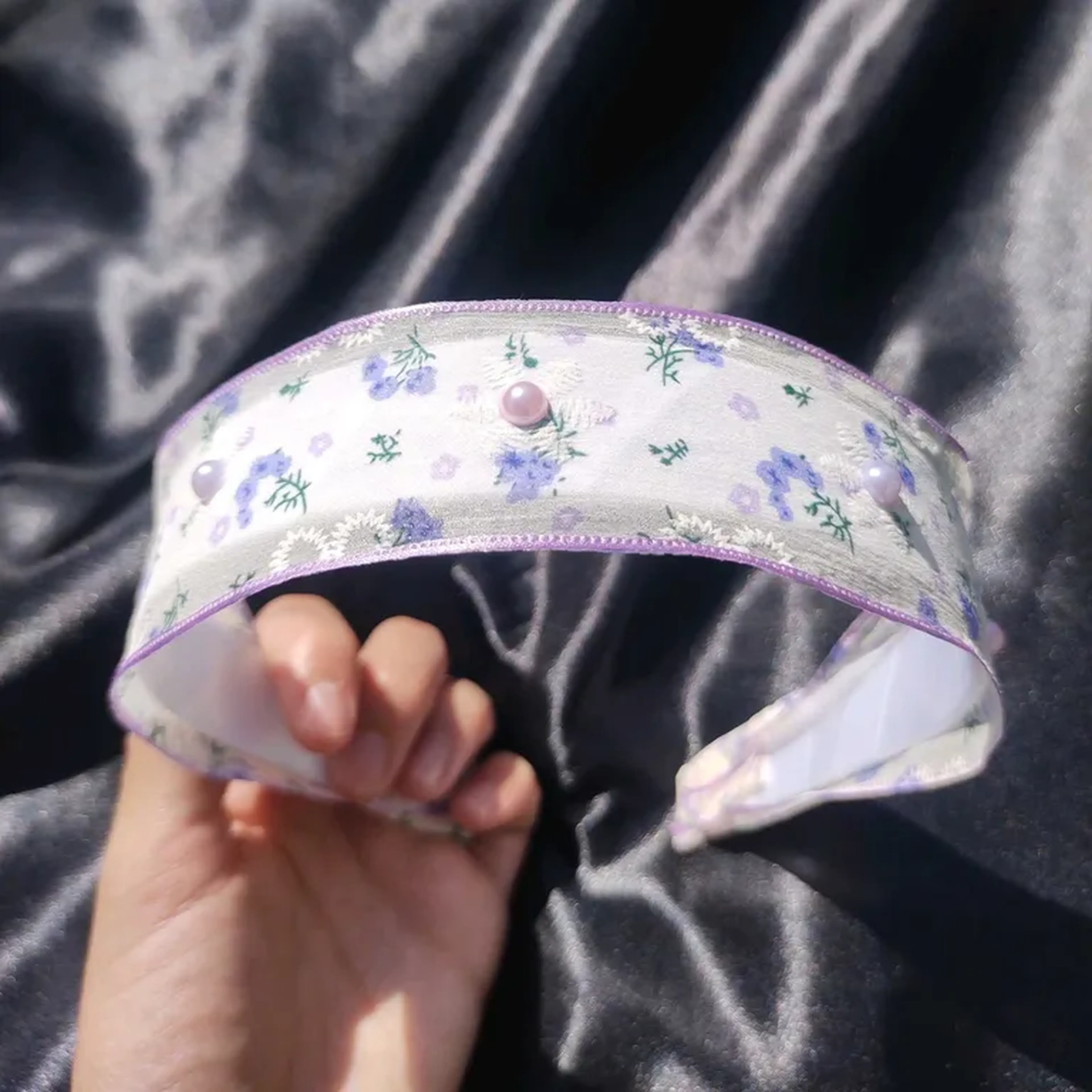 021 Tiara Branca Floral imagem