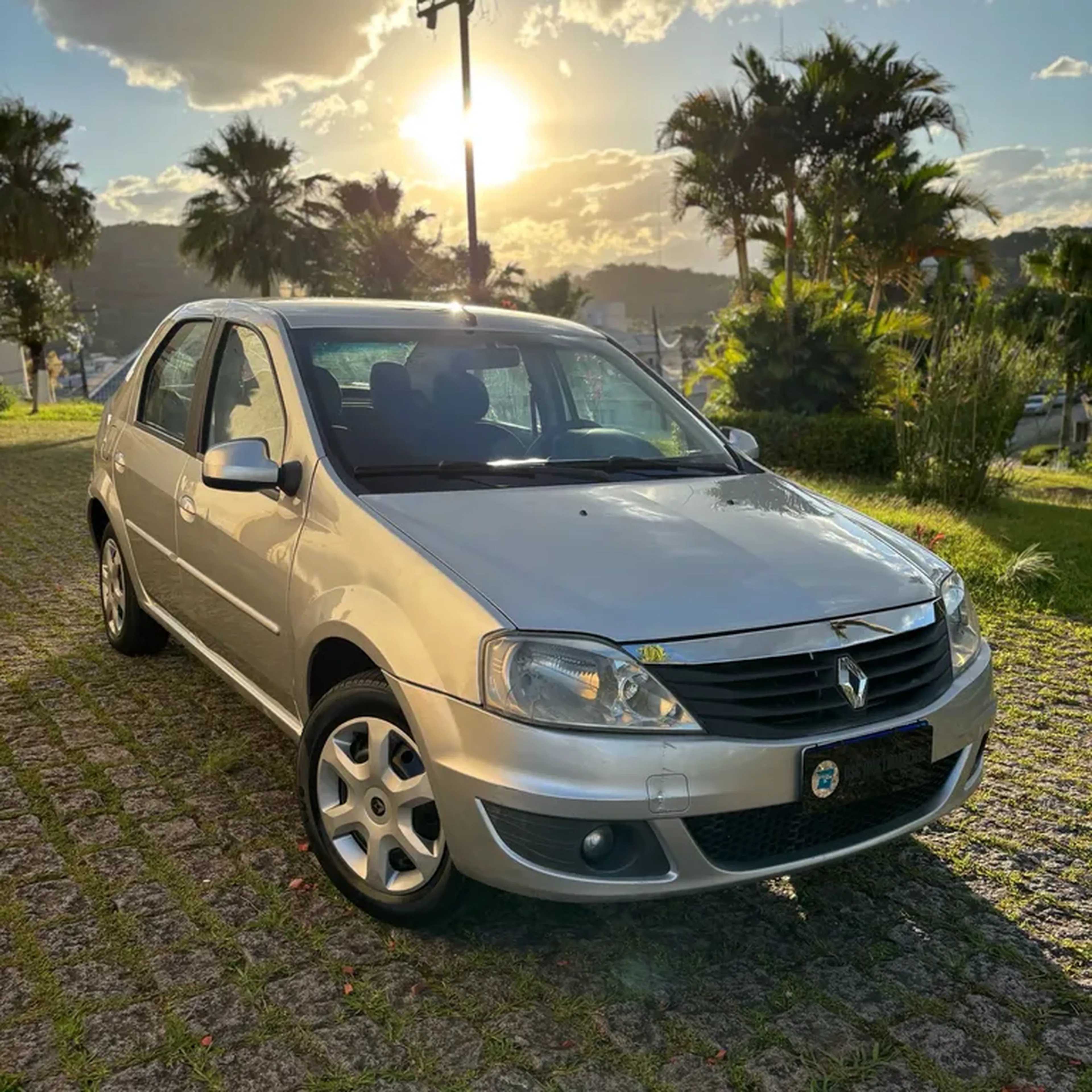 Renault Logan 1.0 flex 2013 imagem