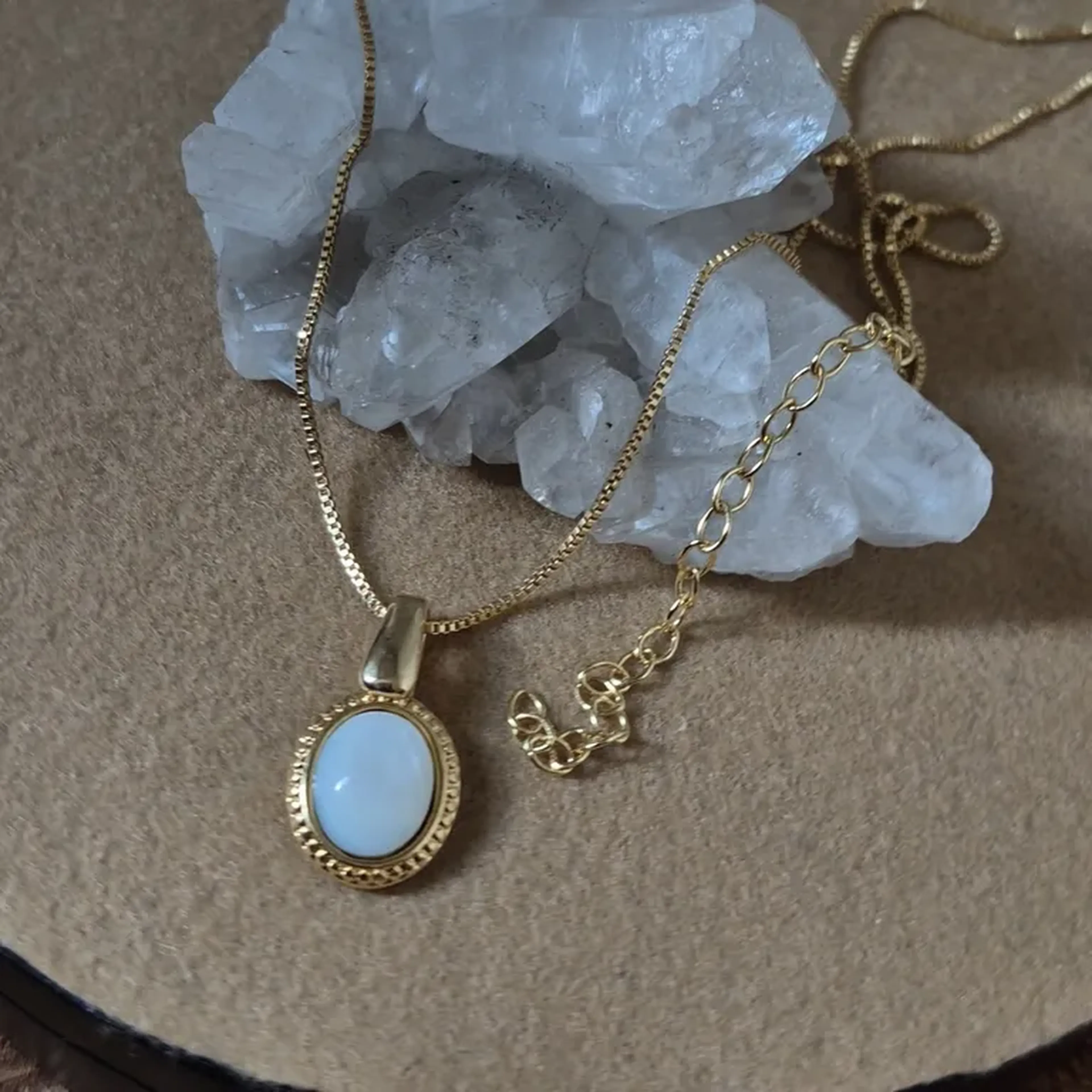 Colar Opalina Dourado – Leveza que Ilumina imagem