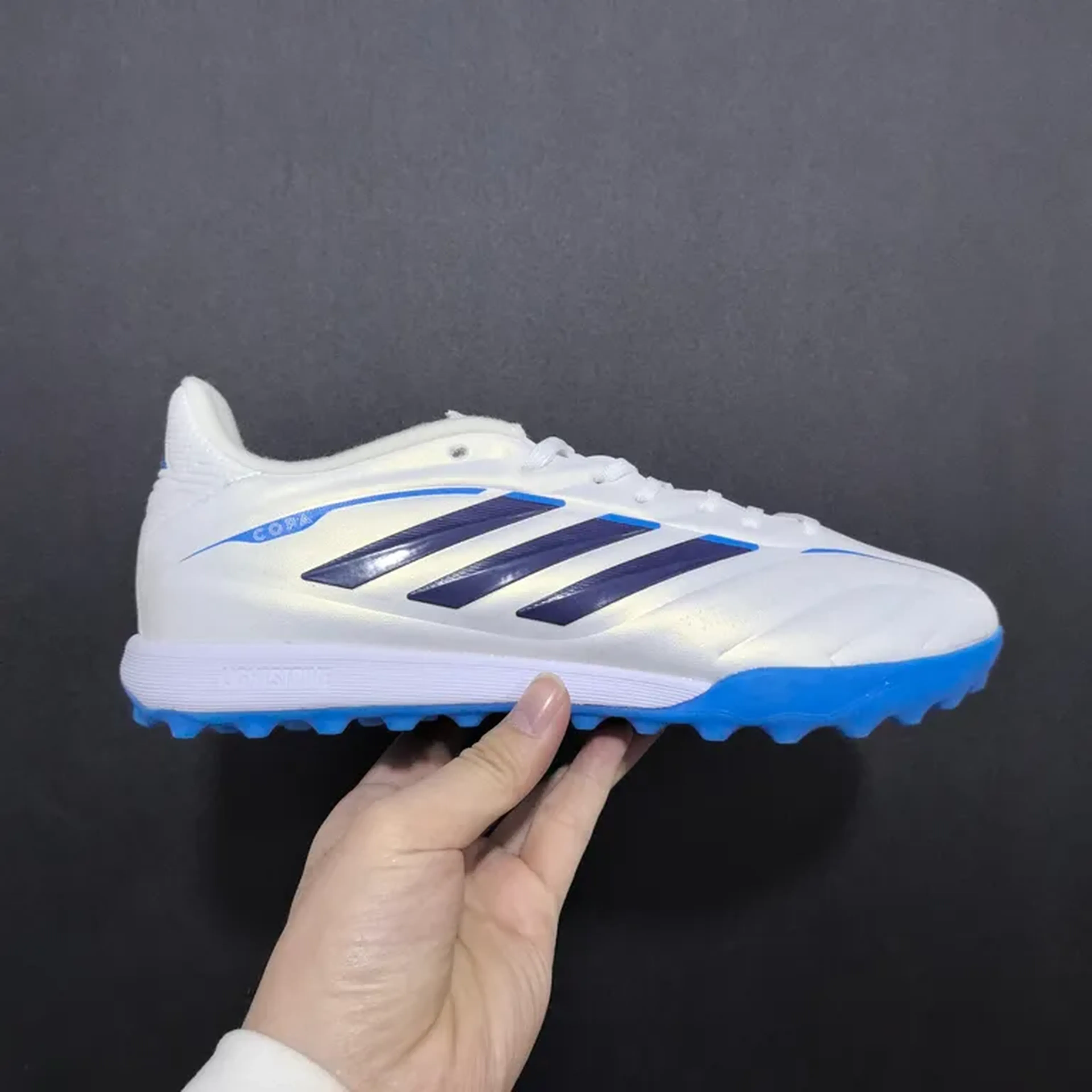 Chuteira de Society Adidas imagem