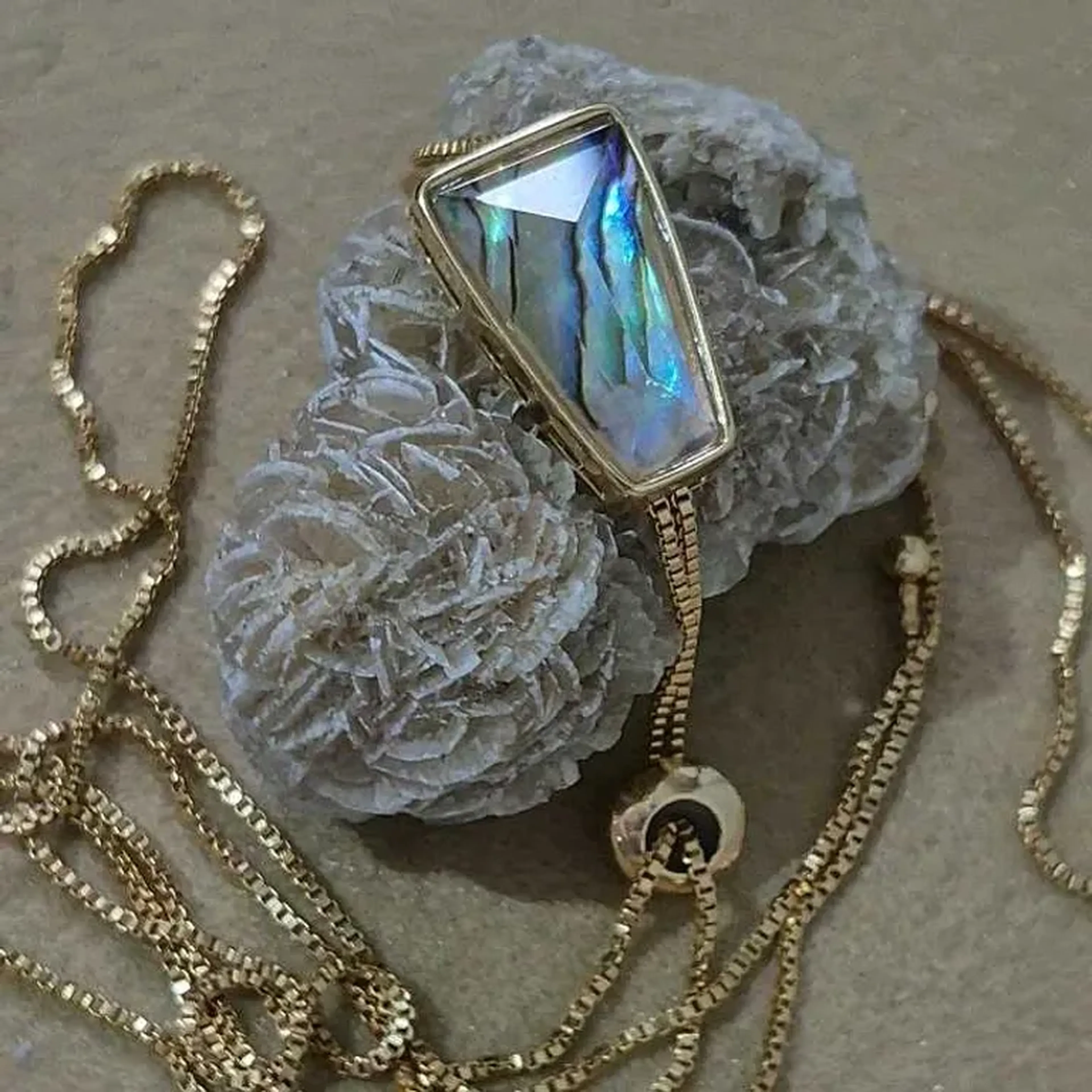 Colar Abalone Dourado – Presença e Sofisticação imagem