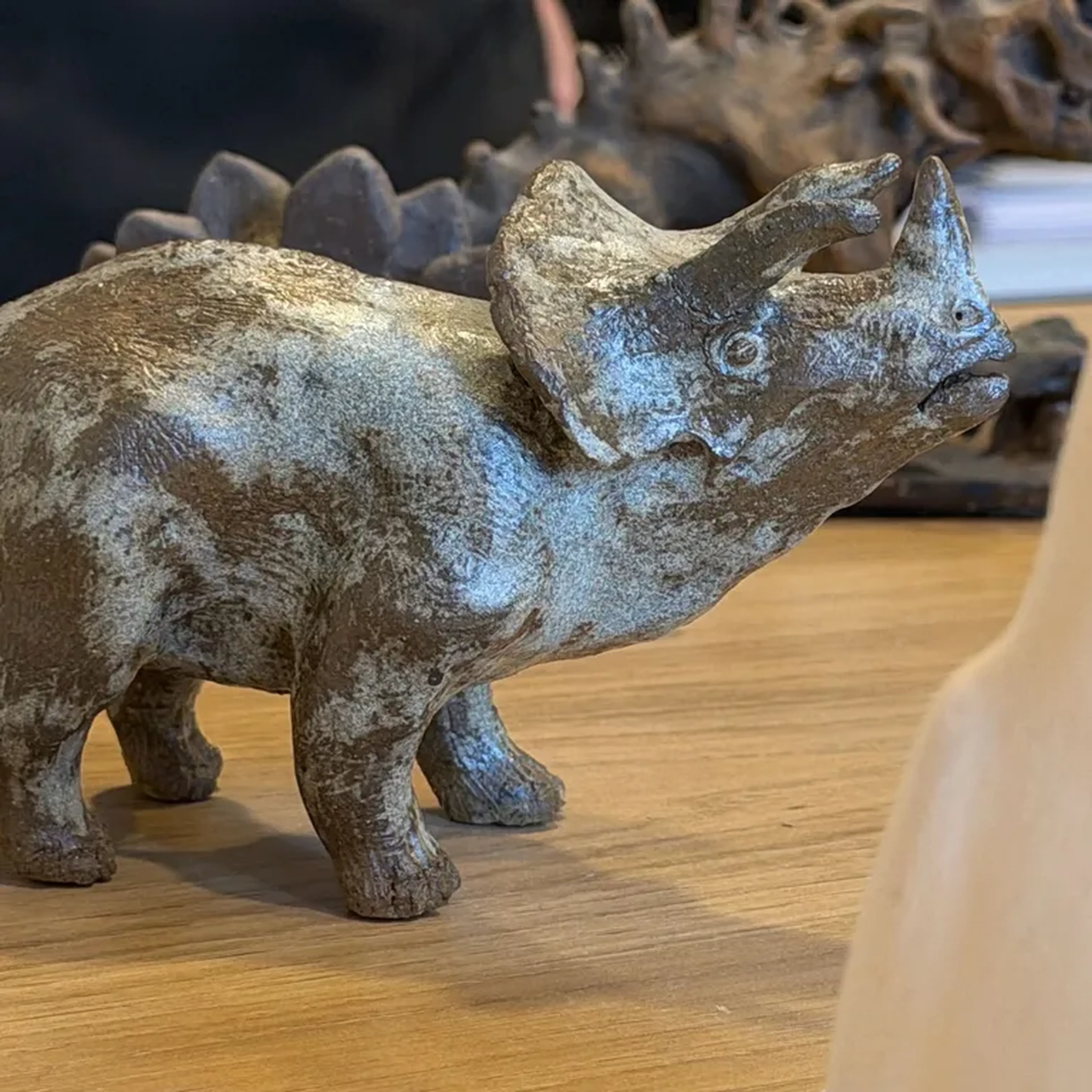 Oficina de escultura Toy Art em argila. imagem