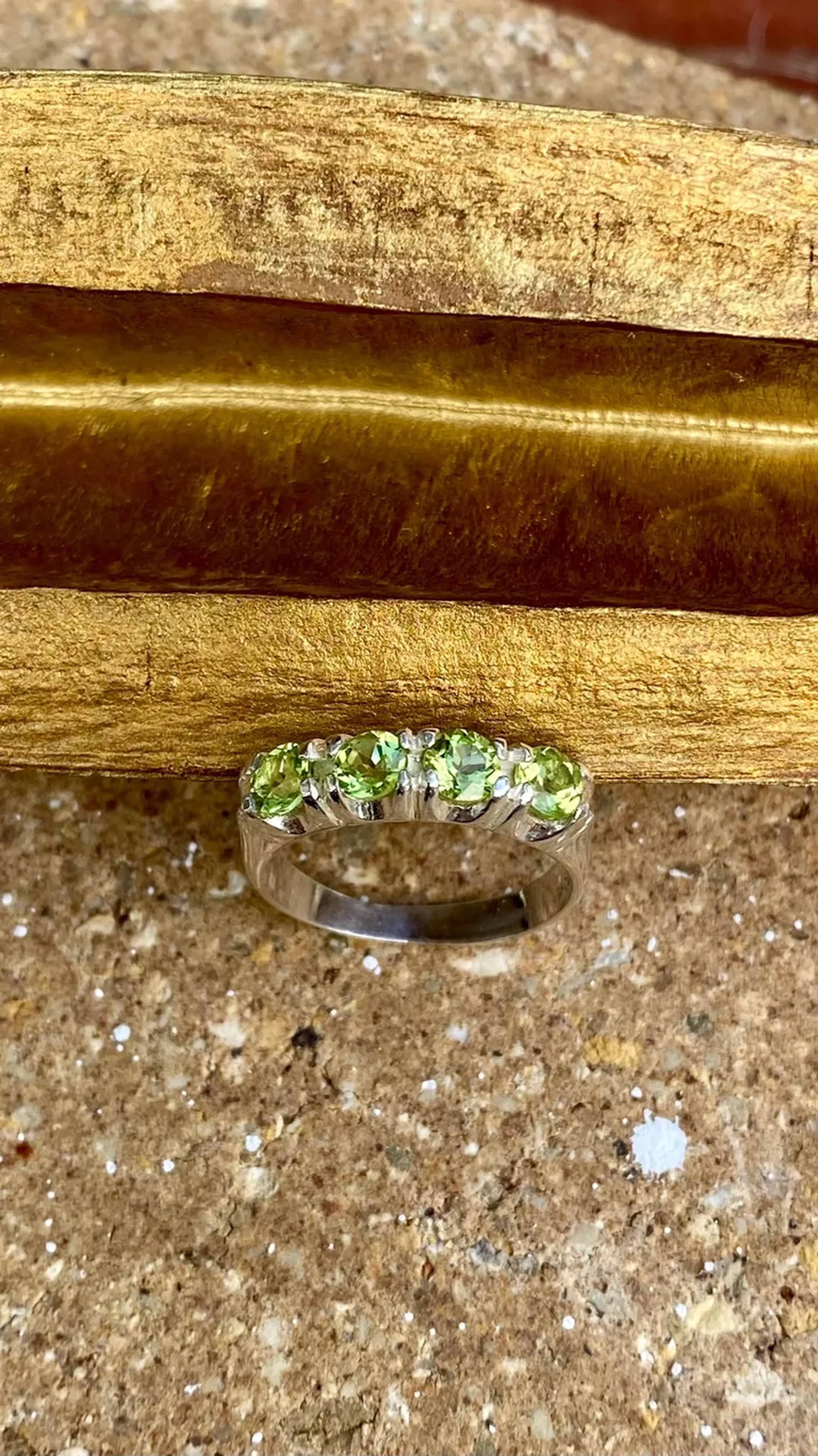 Anel Meia Aliança Peridoto imagem
