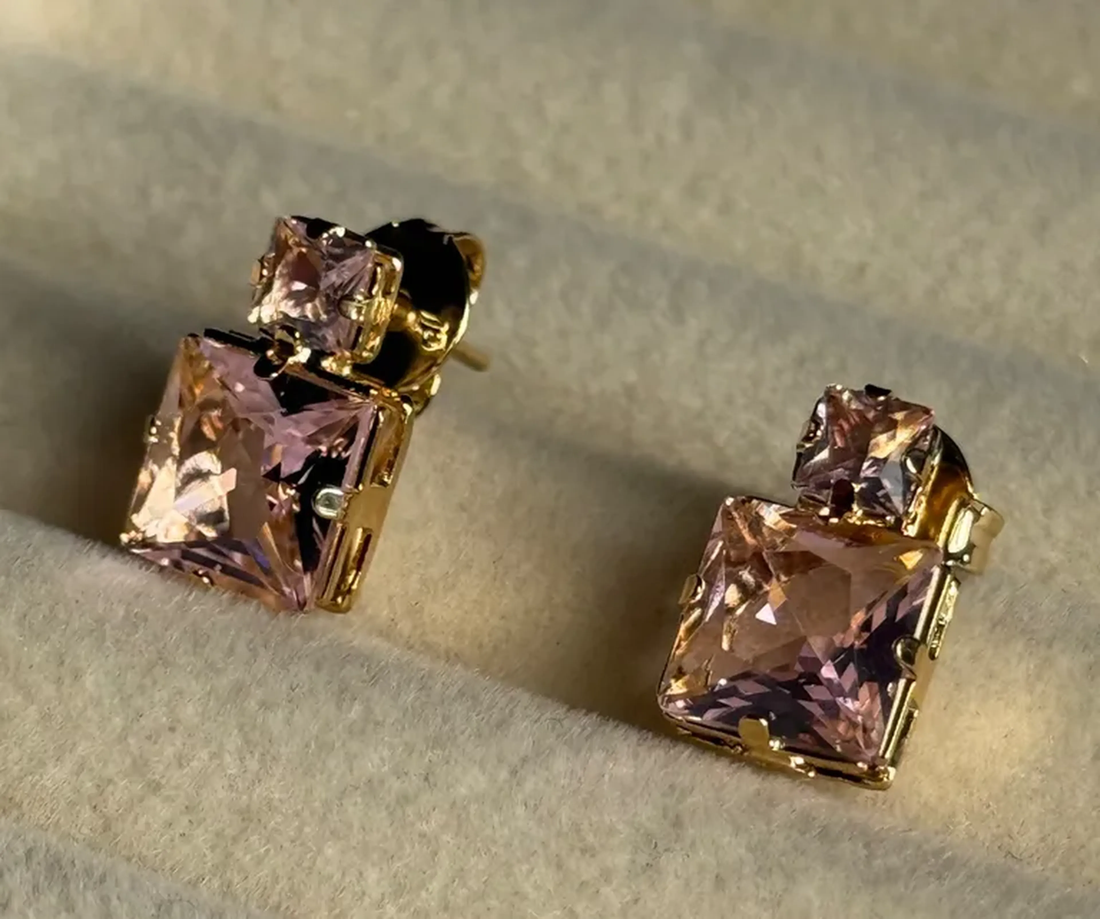 Brinco com Zircônia quadrada Rosa imagem