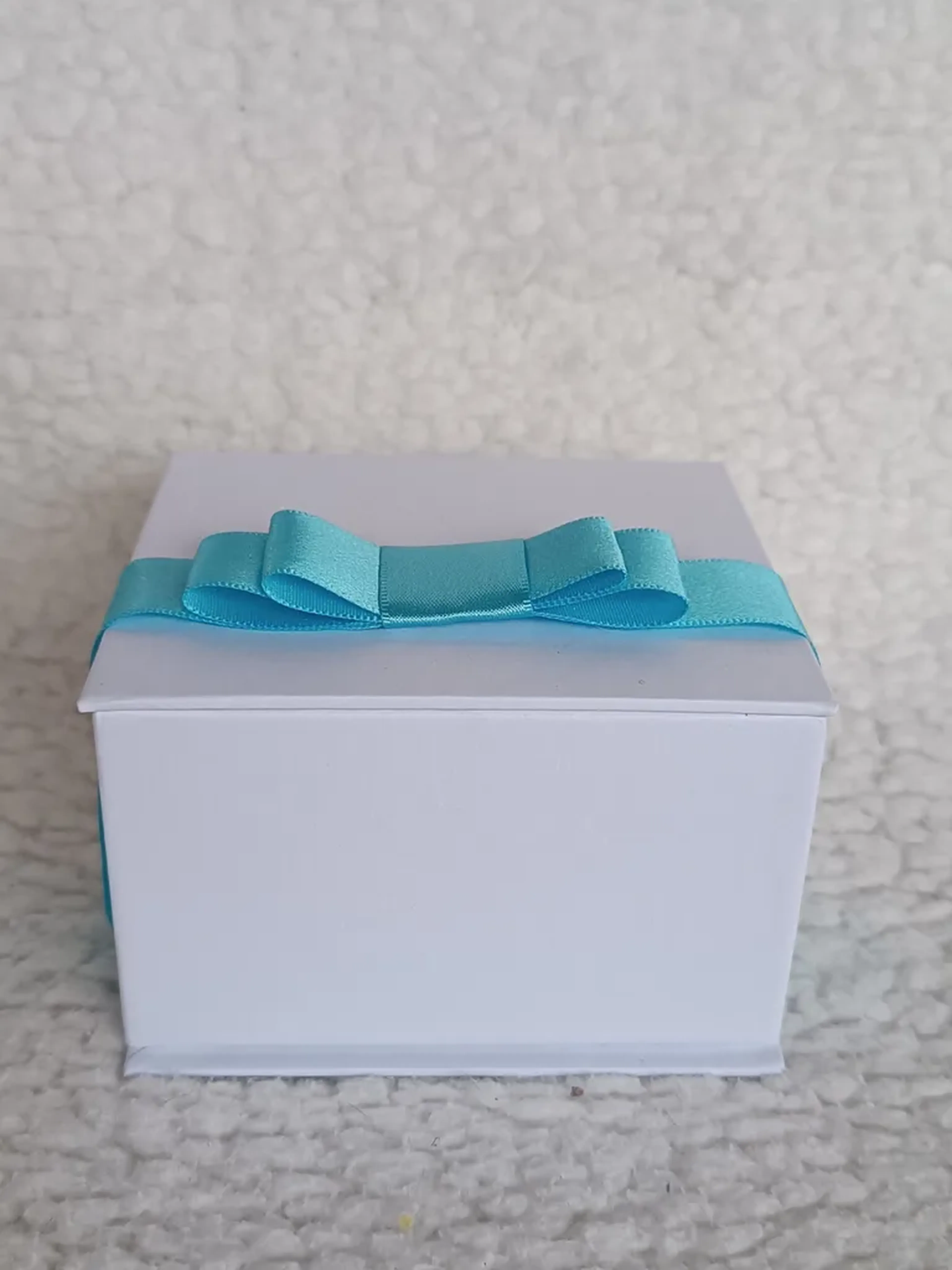 Caixa Rígida 10x10,5x7 cm com Laço Azul – Compacta e Charmosa imagem