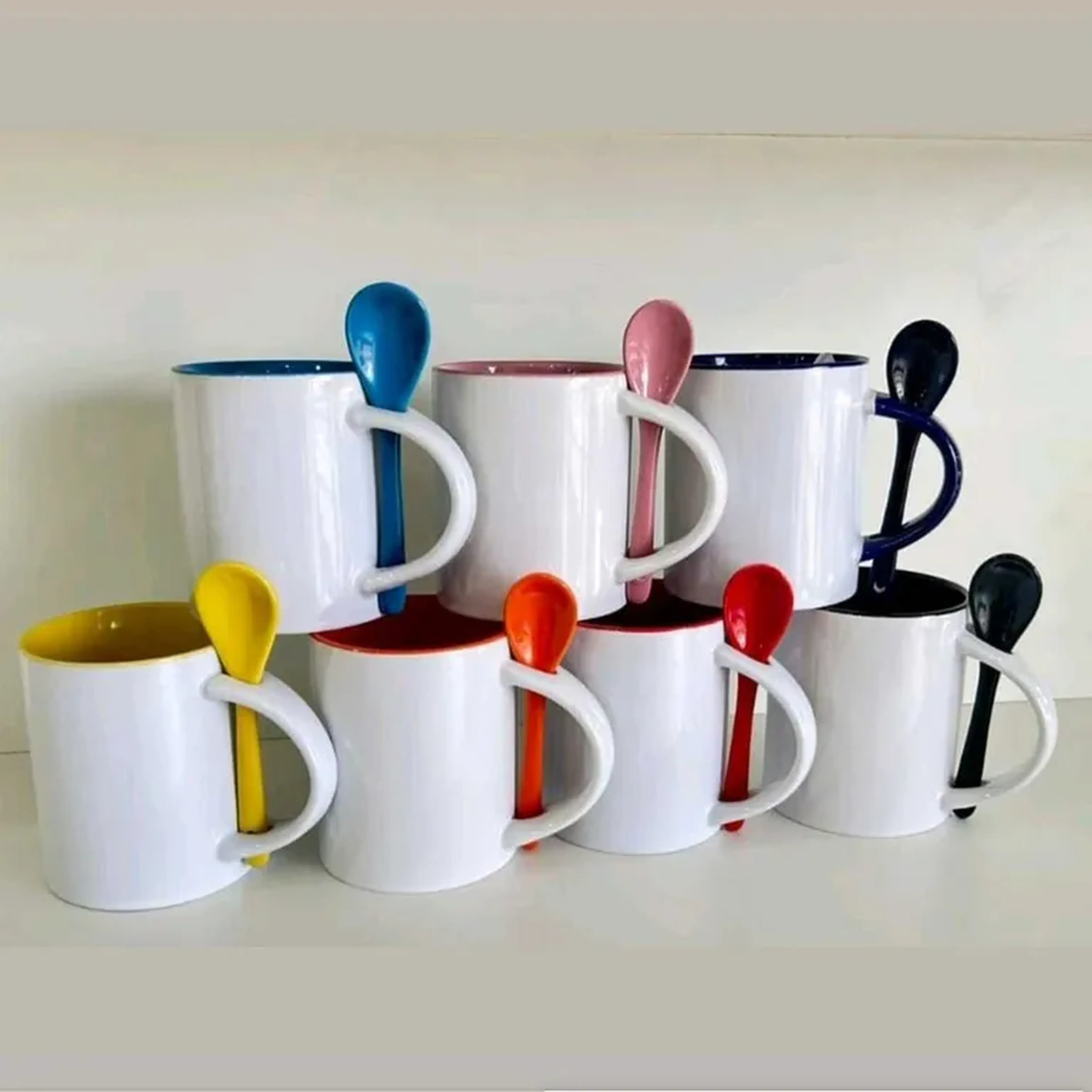 Caneca interior colorido com colher imagem