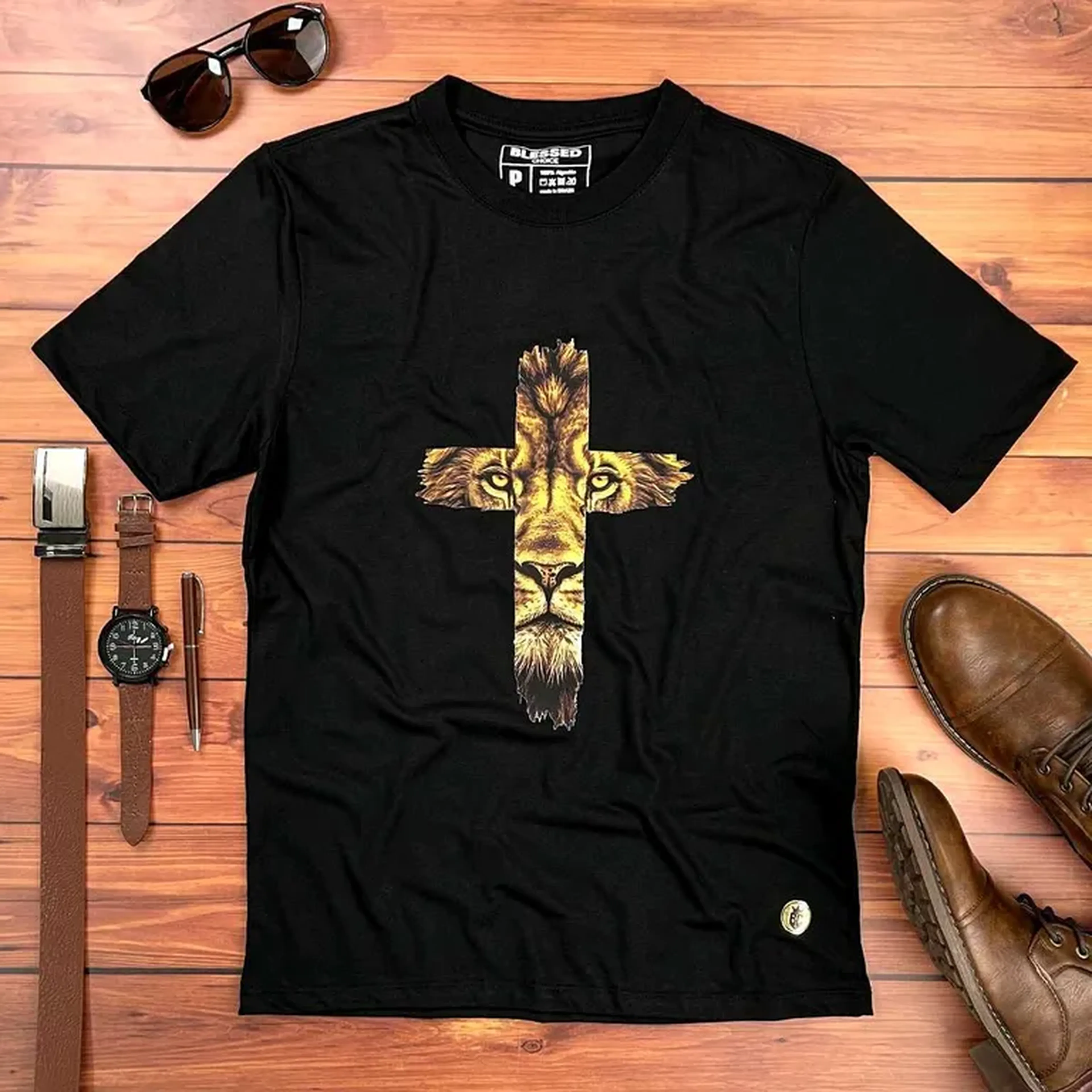 Camiseta Masculina Preta Cruz Leão Dourado imagem