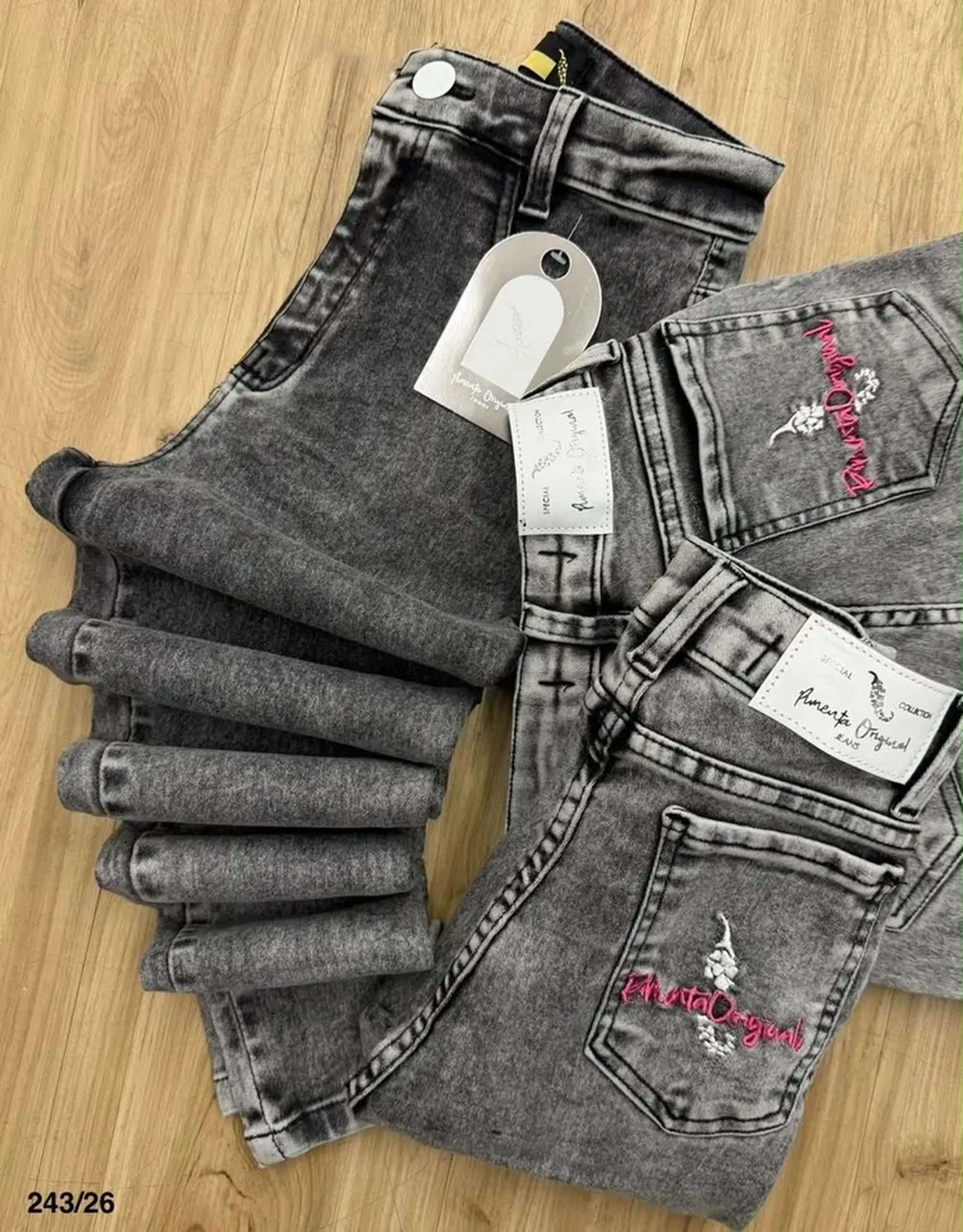 Calça jeans sal e pimenta cintura alta com muita lycra imagem
