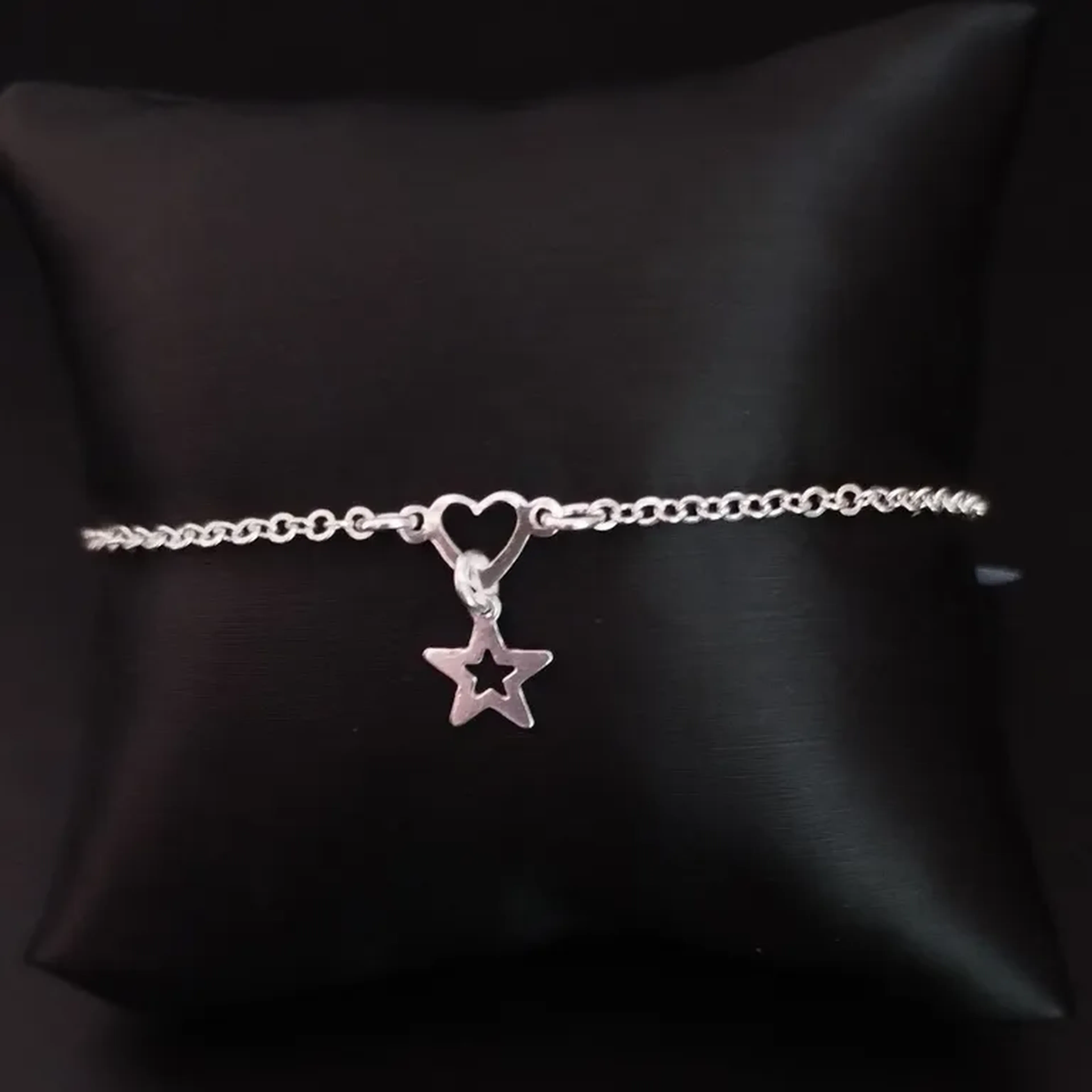 Pulseira com corção e uma estrela pendurada. imagem