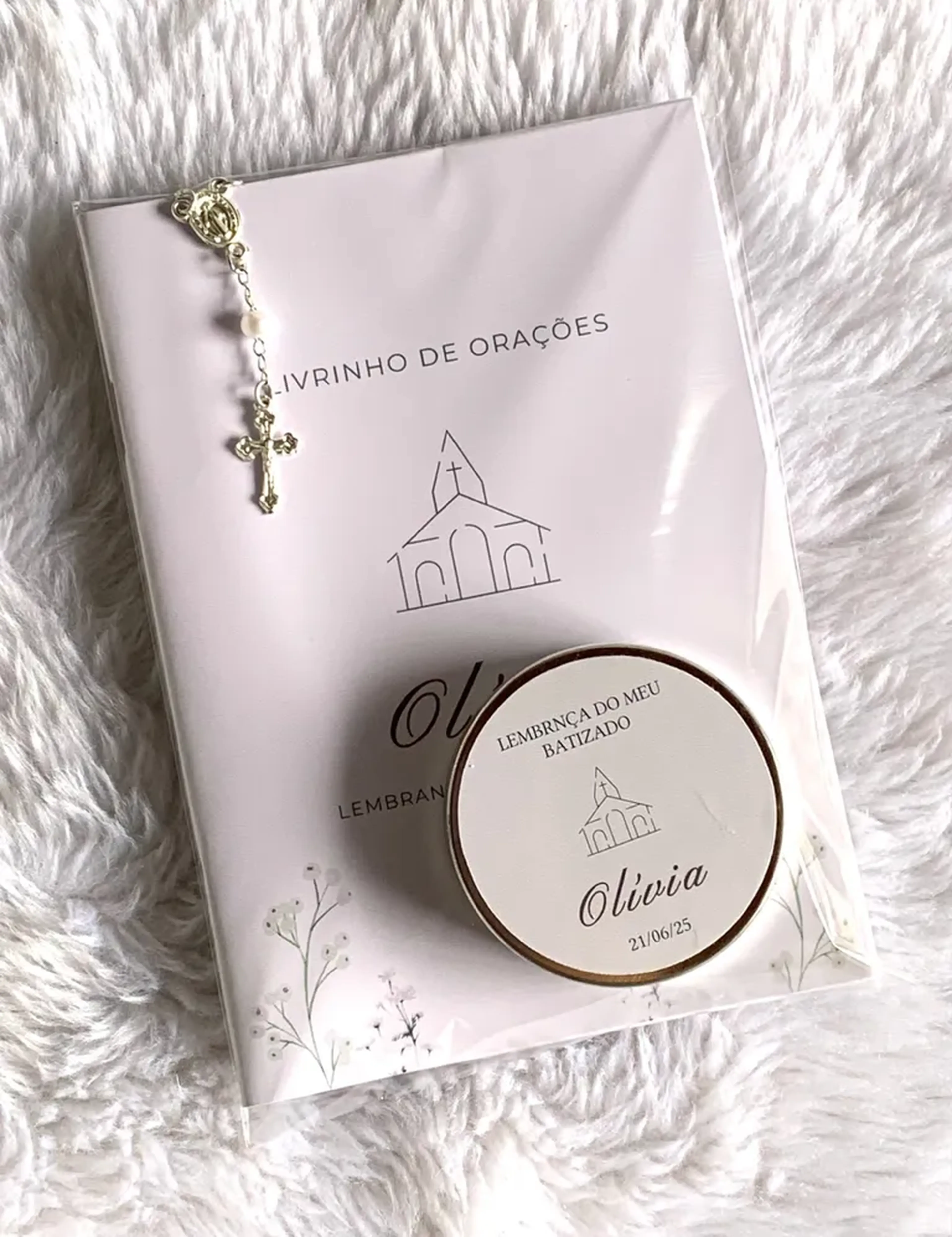 Livro de orações com mini terço e vela imagem