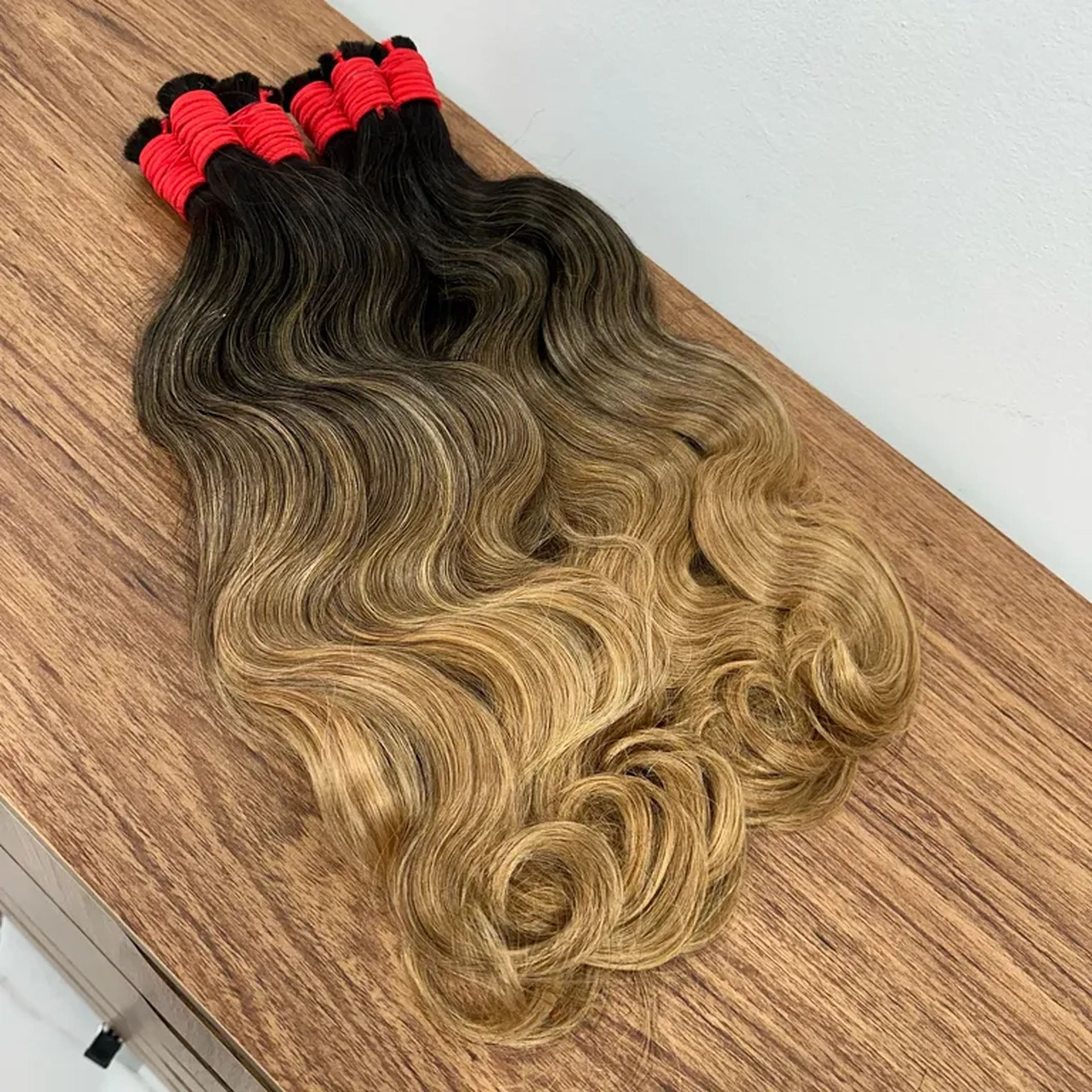 100 GRAMAS 55 CM OMBRE HAIR ONDULADO INDIANO SEMI LIMPO imagem