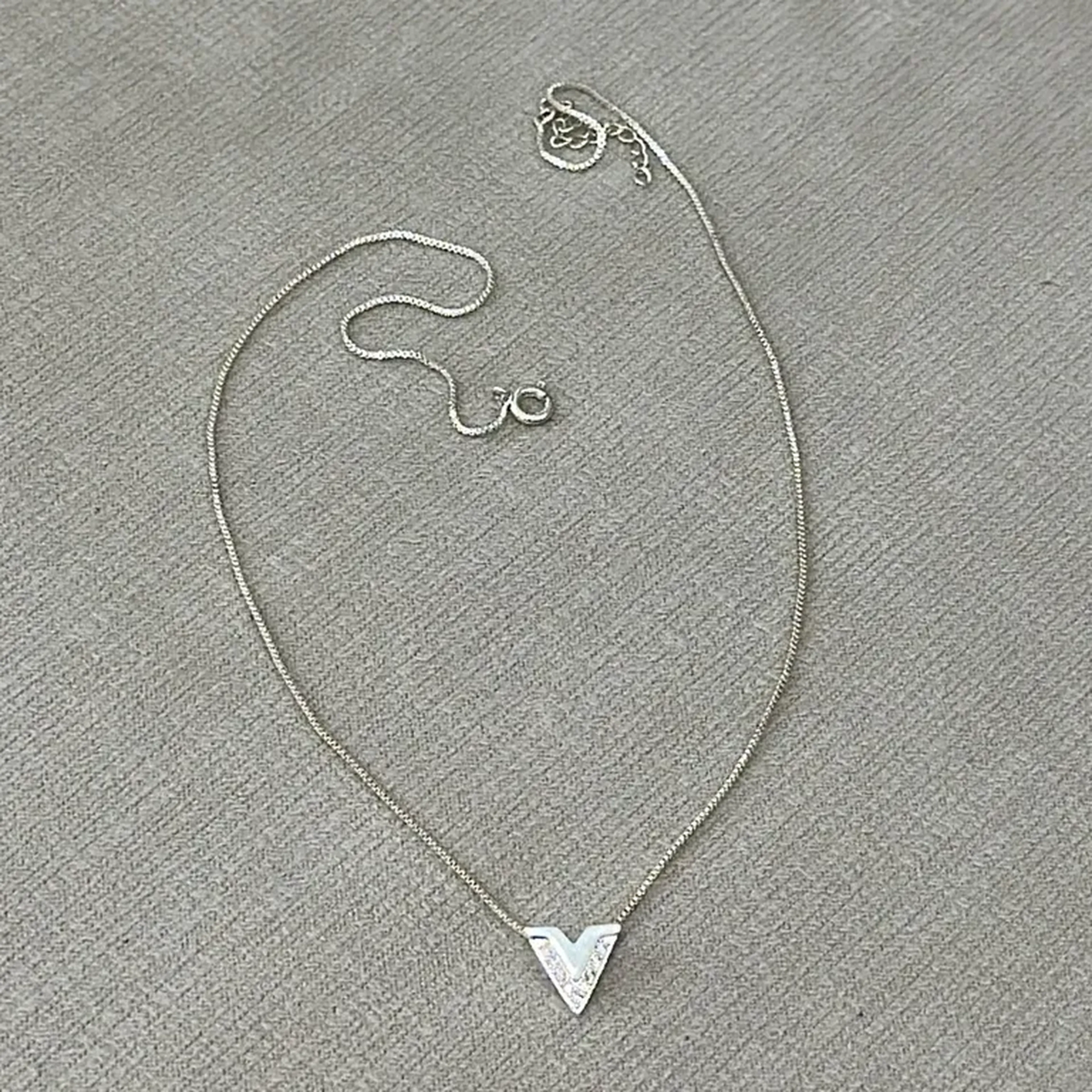 Colar Pingente Seta com Zircônia imagem