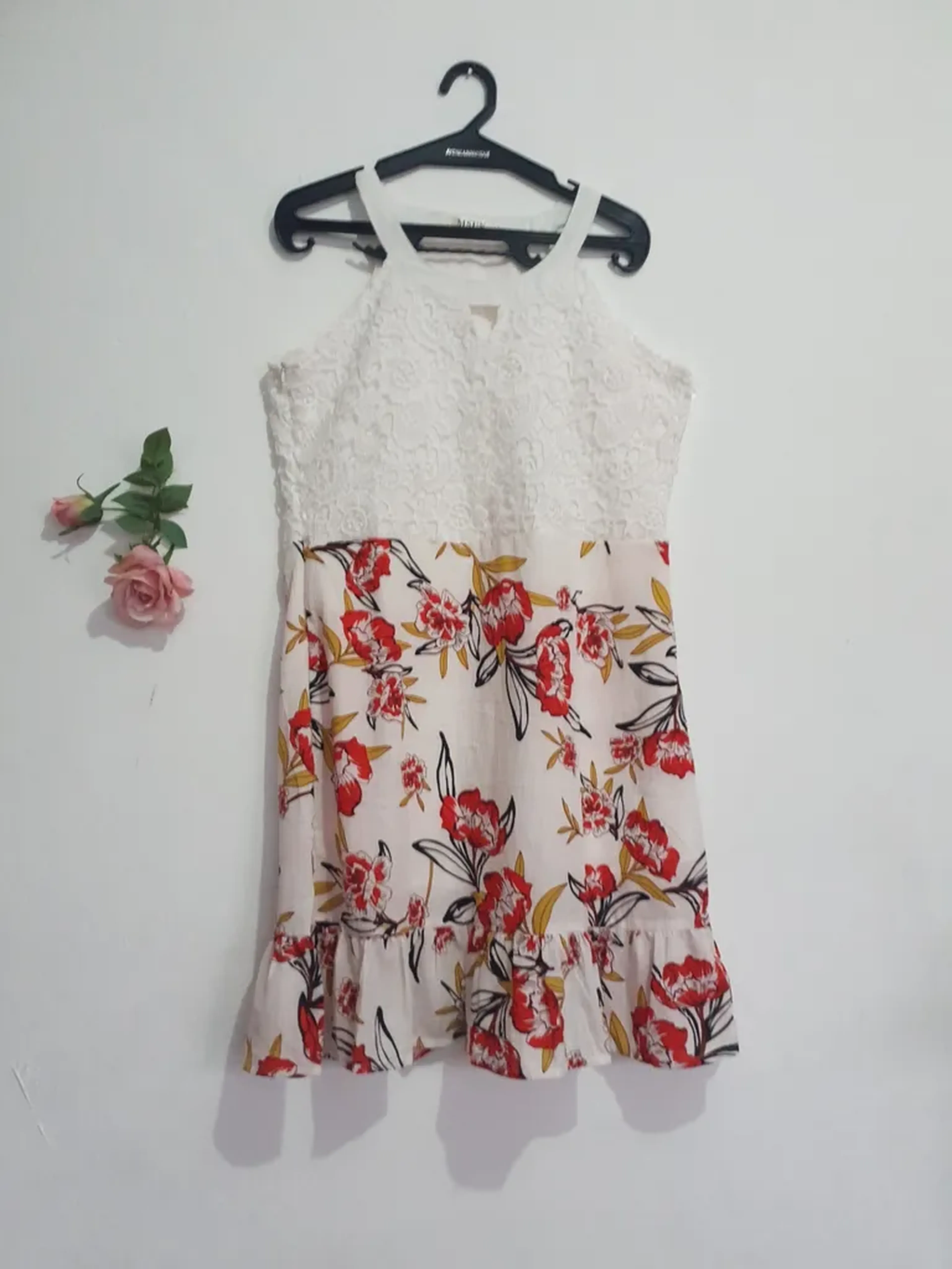 Vestido branco com renda e estampa floral imagem