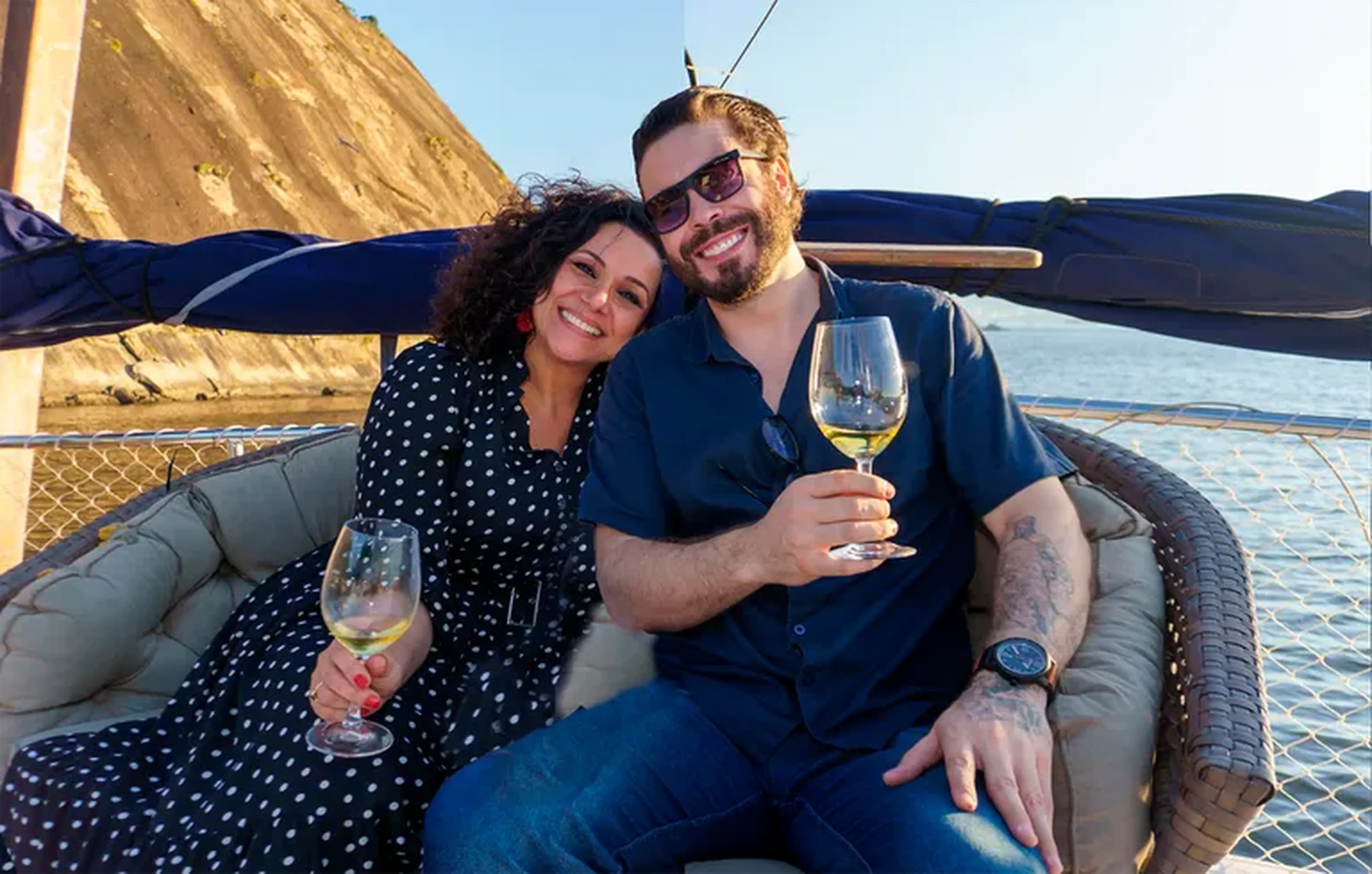 Passeio de Barco Harmonizado Vinho, mar e curadoria na Baía de G imagem