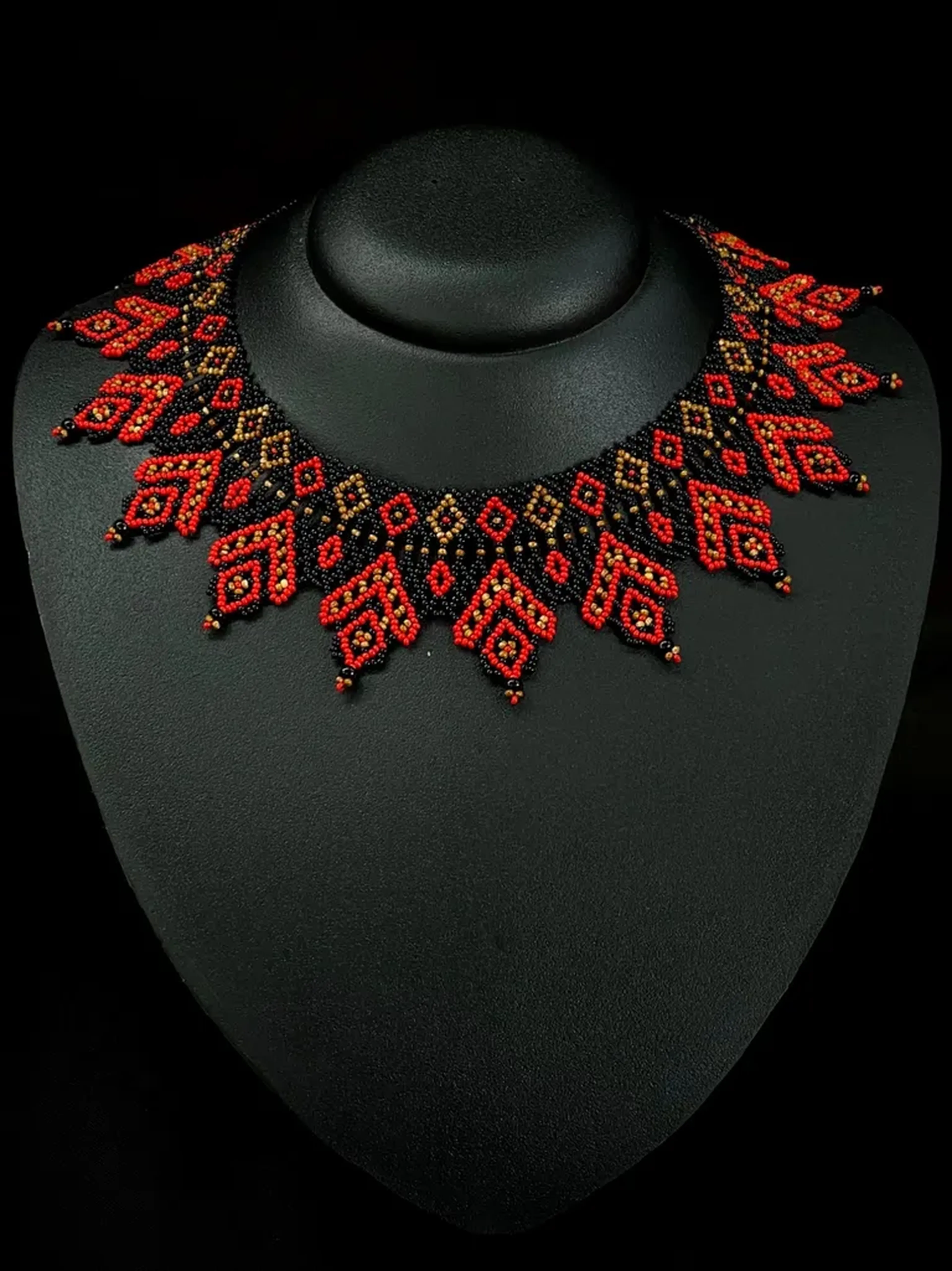 Colar Ikpeng Xingu, cor vermelho, beje e preto 🏹 imagem