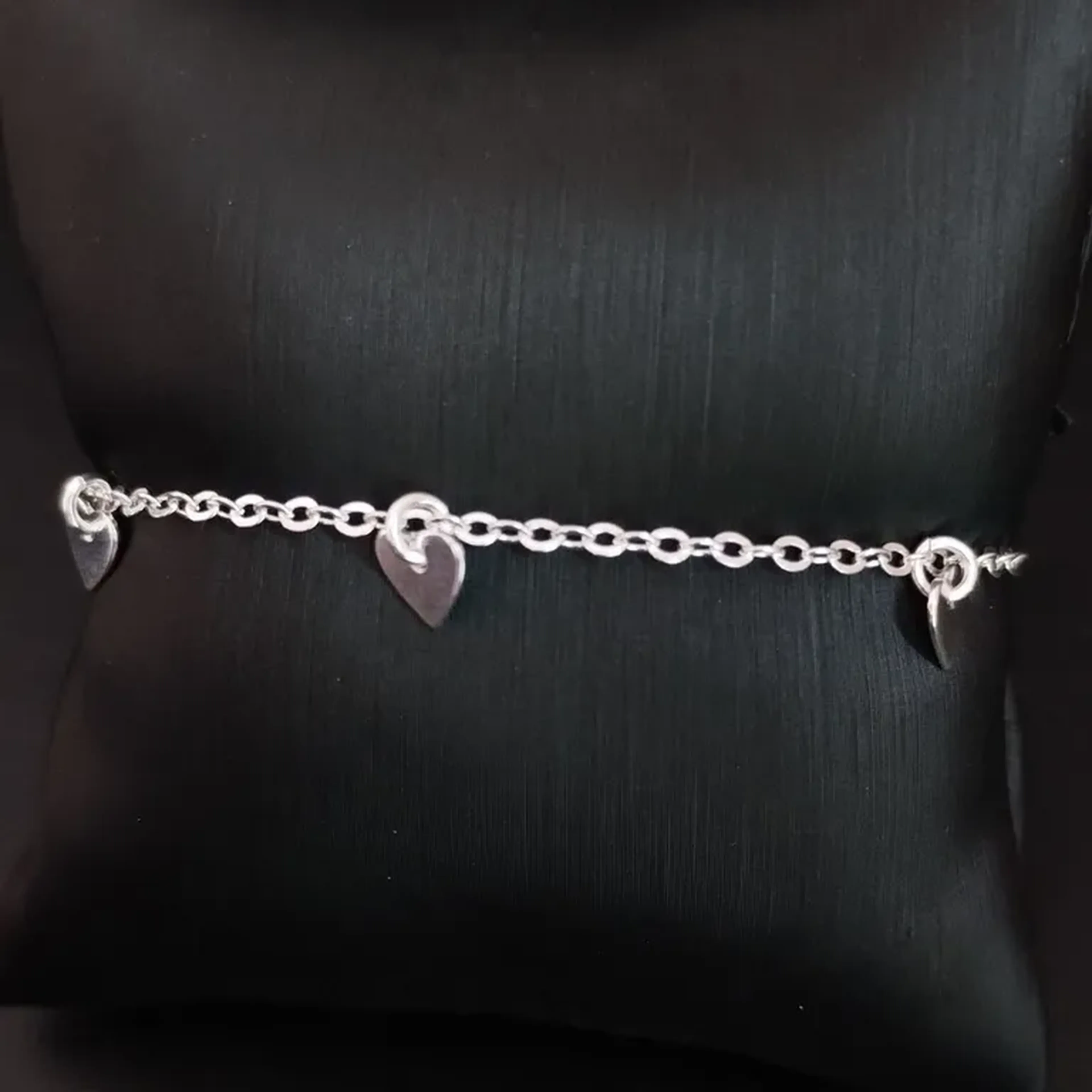 Pulseira com corações pendurado. imagem