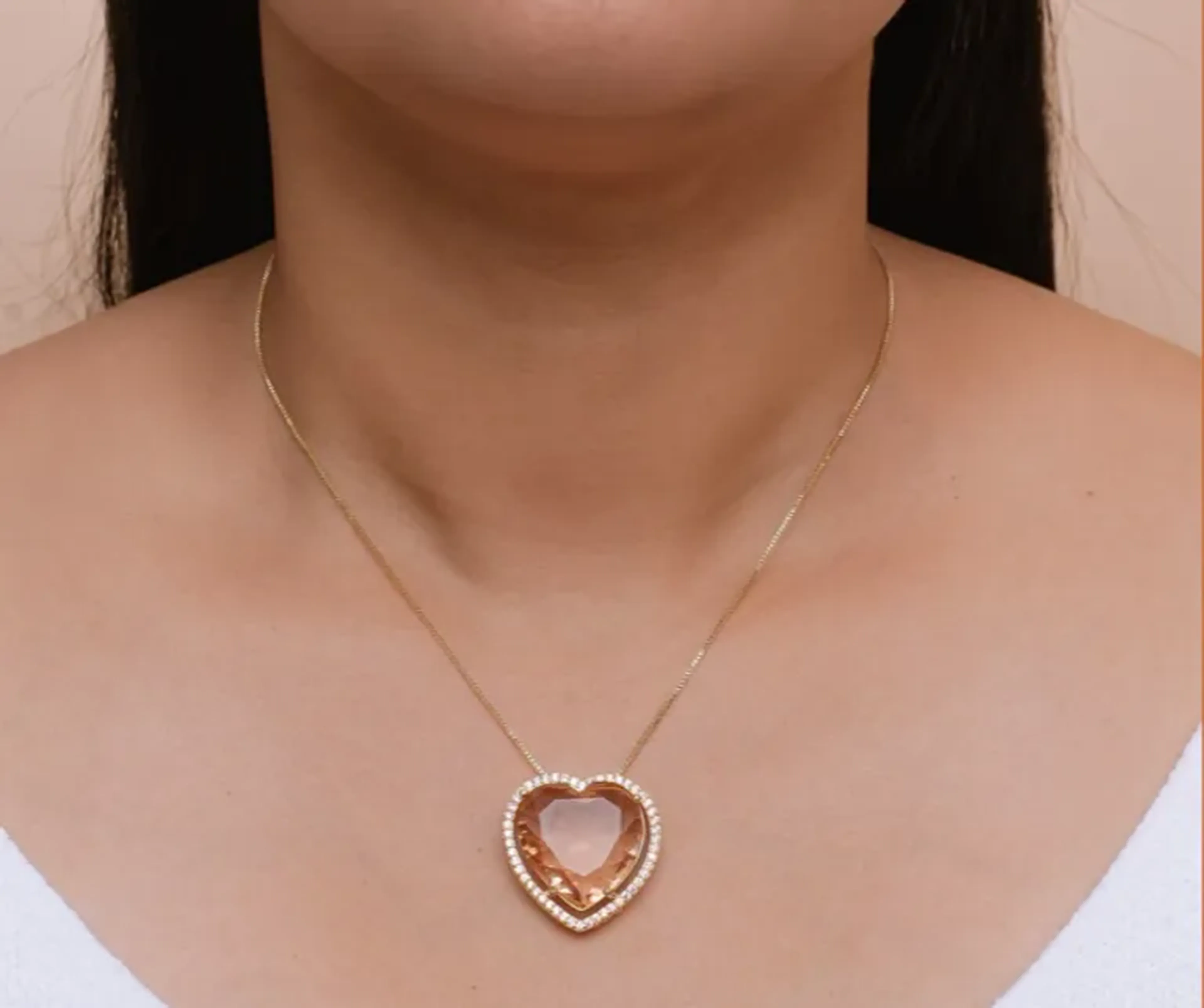 Colar com pingente coração grande e borda cravejada imagem