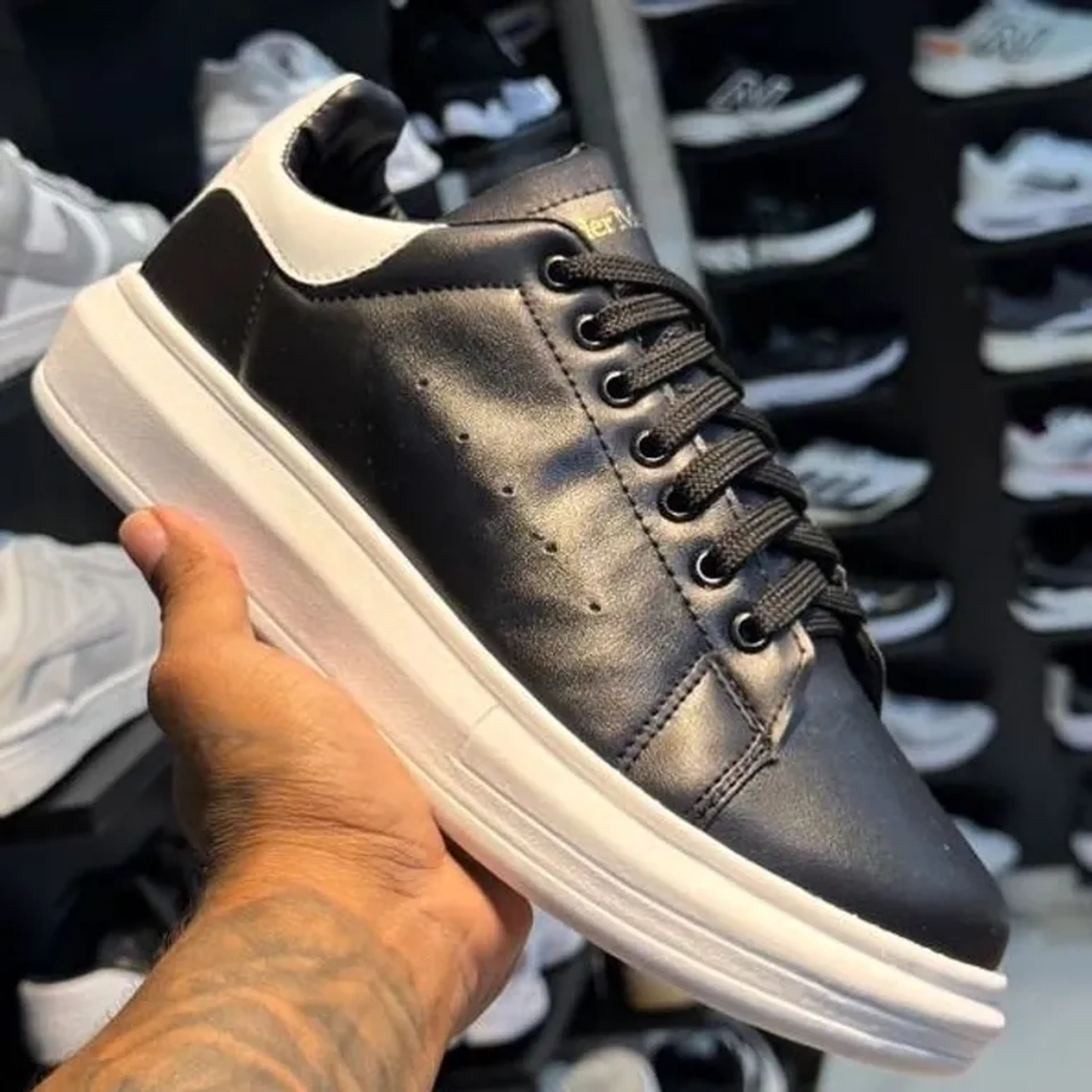 Tênis Alexander Mcqueen Branco Preto imagem
