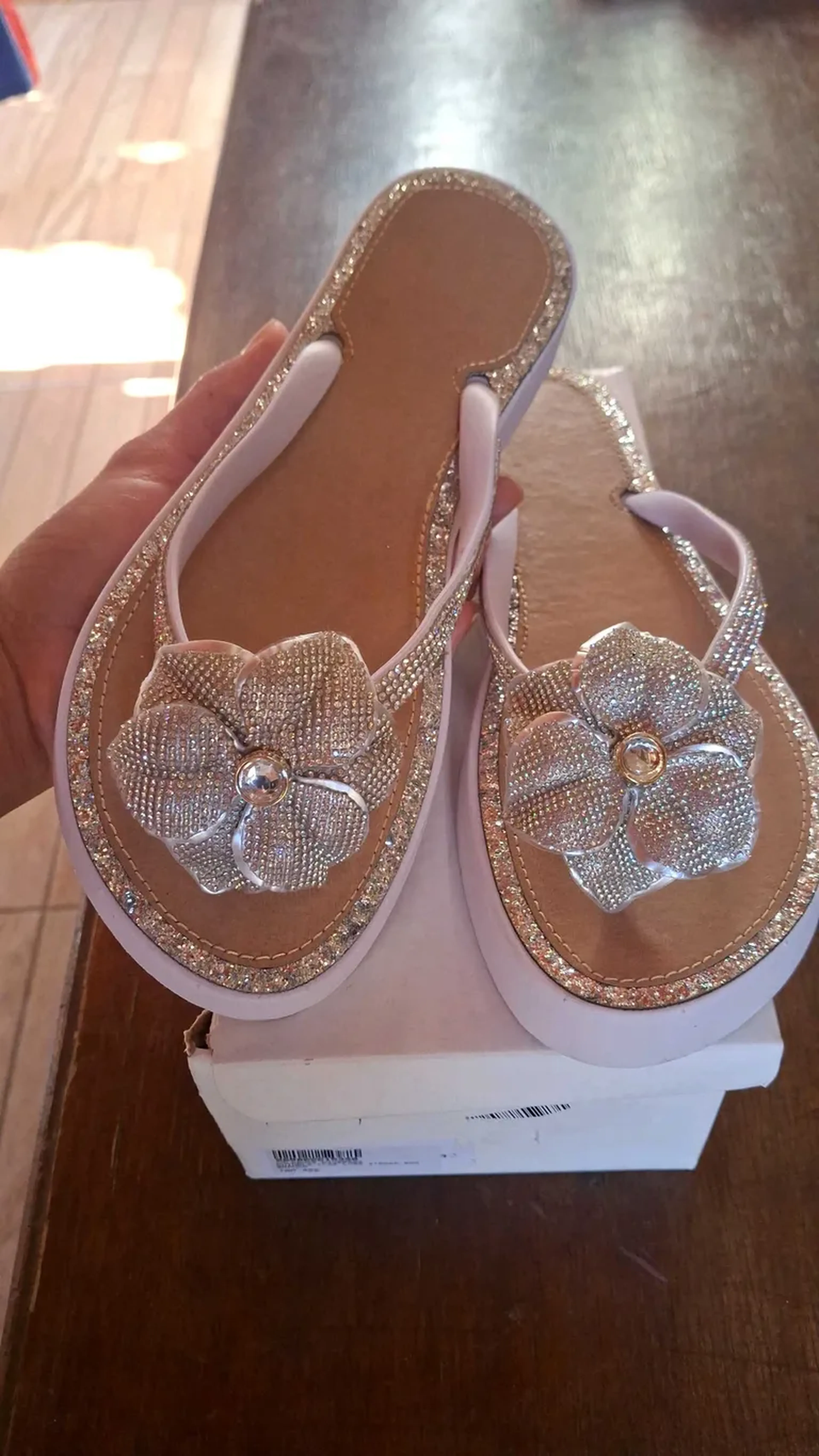 Chinelo flor com pedrarias imagem