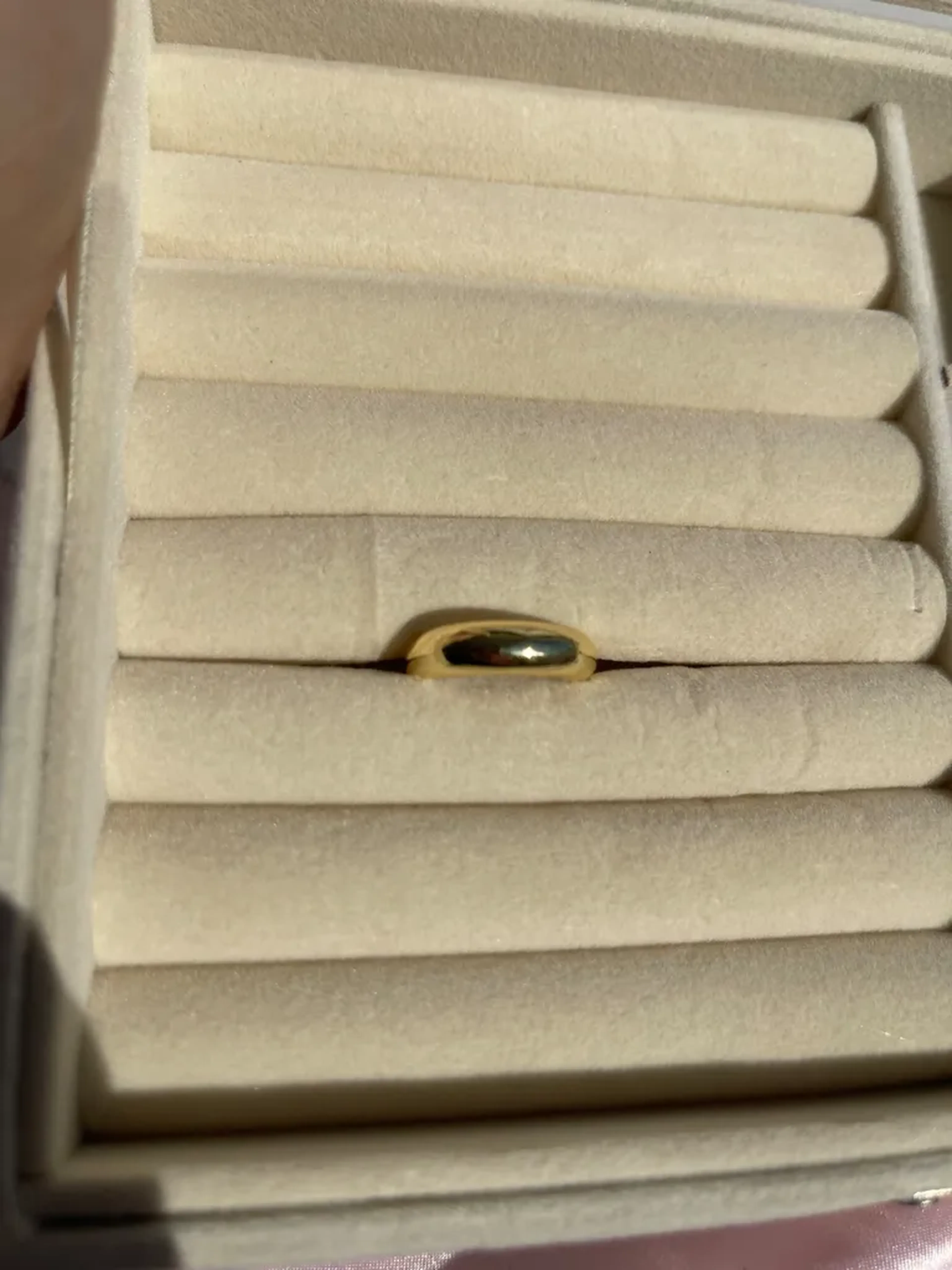 Anel liso dourado imagem