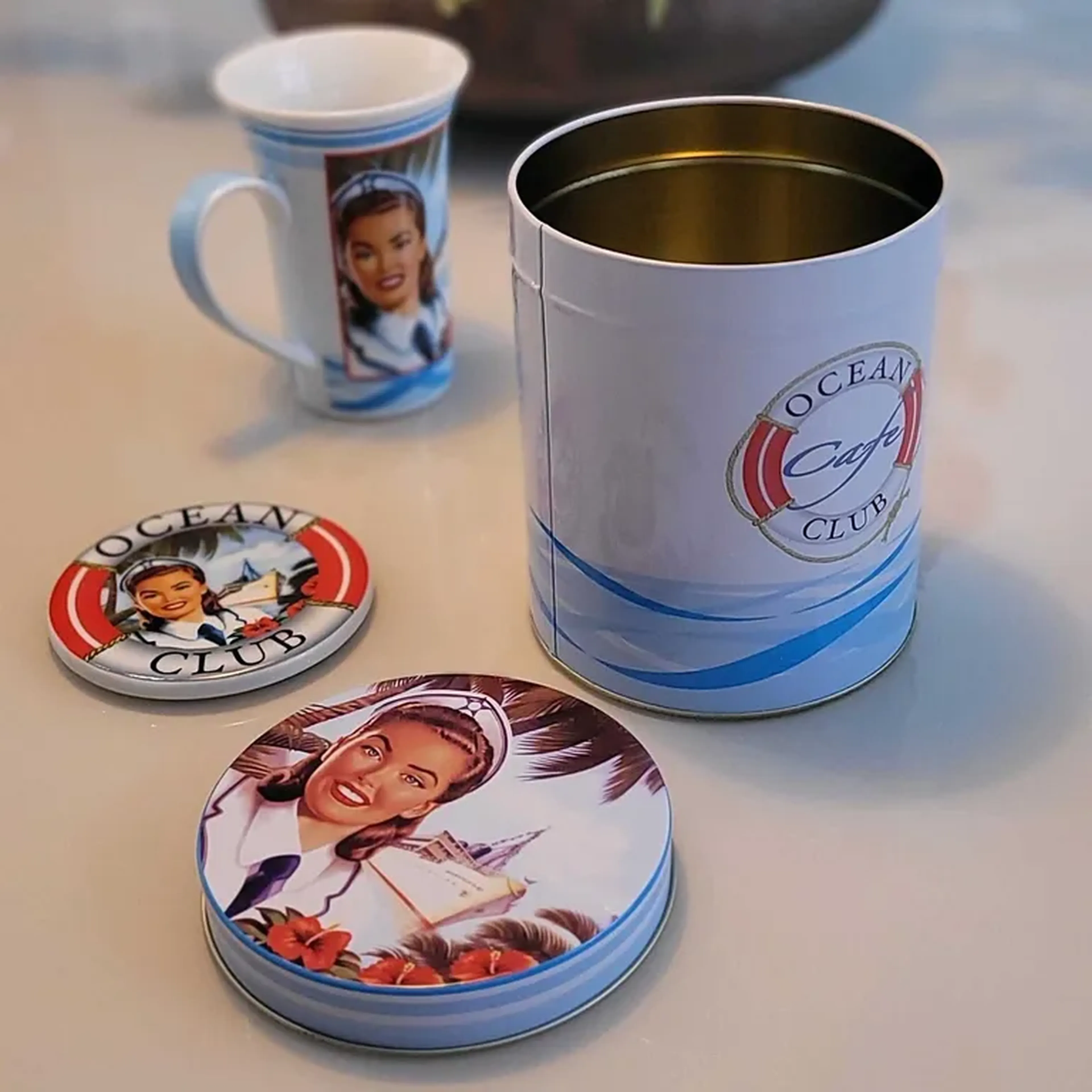 caneca com suporte e latinha de biscoitos vintage imagem