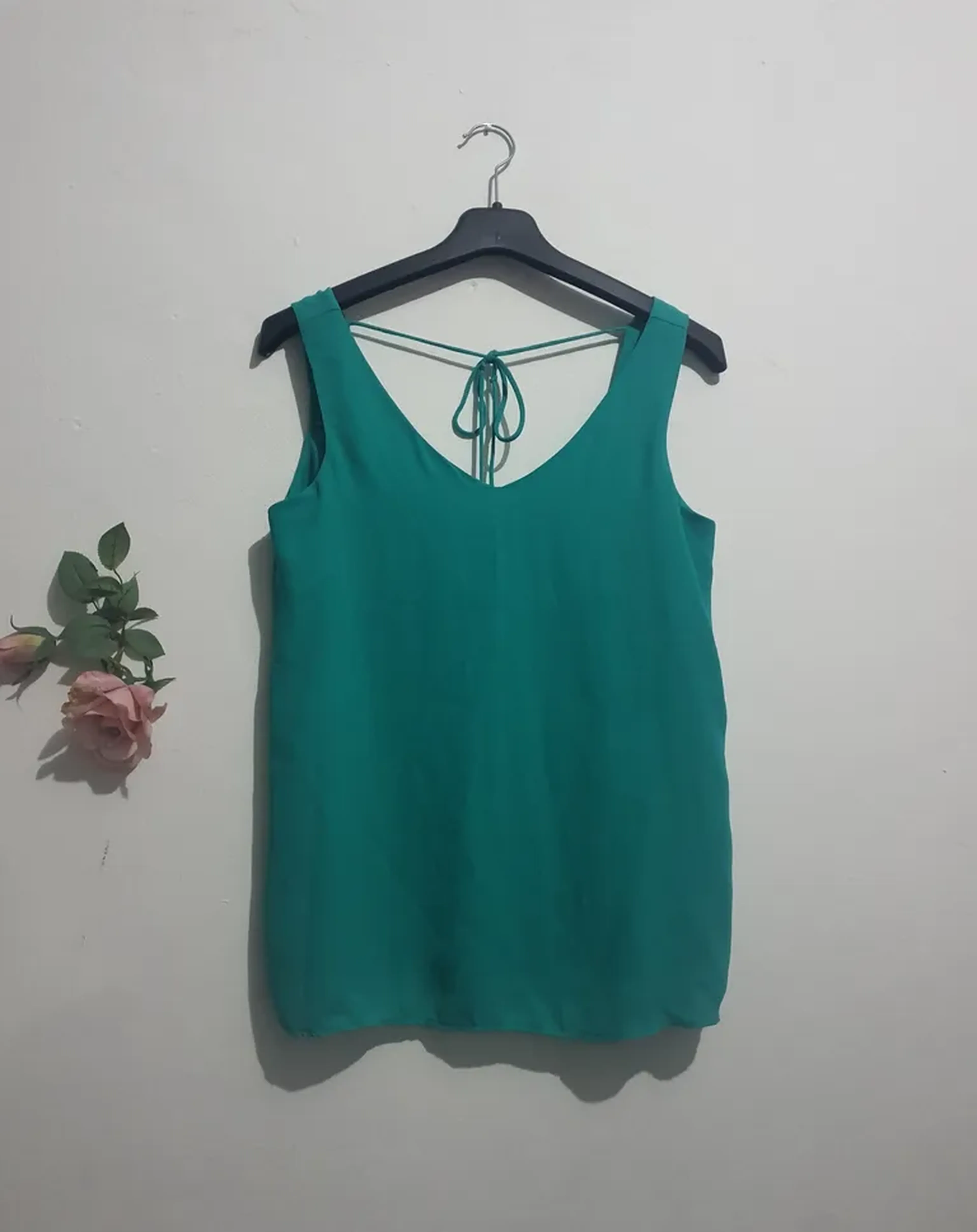 Blusa feminina verde com amarração nas costas imagem