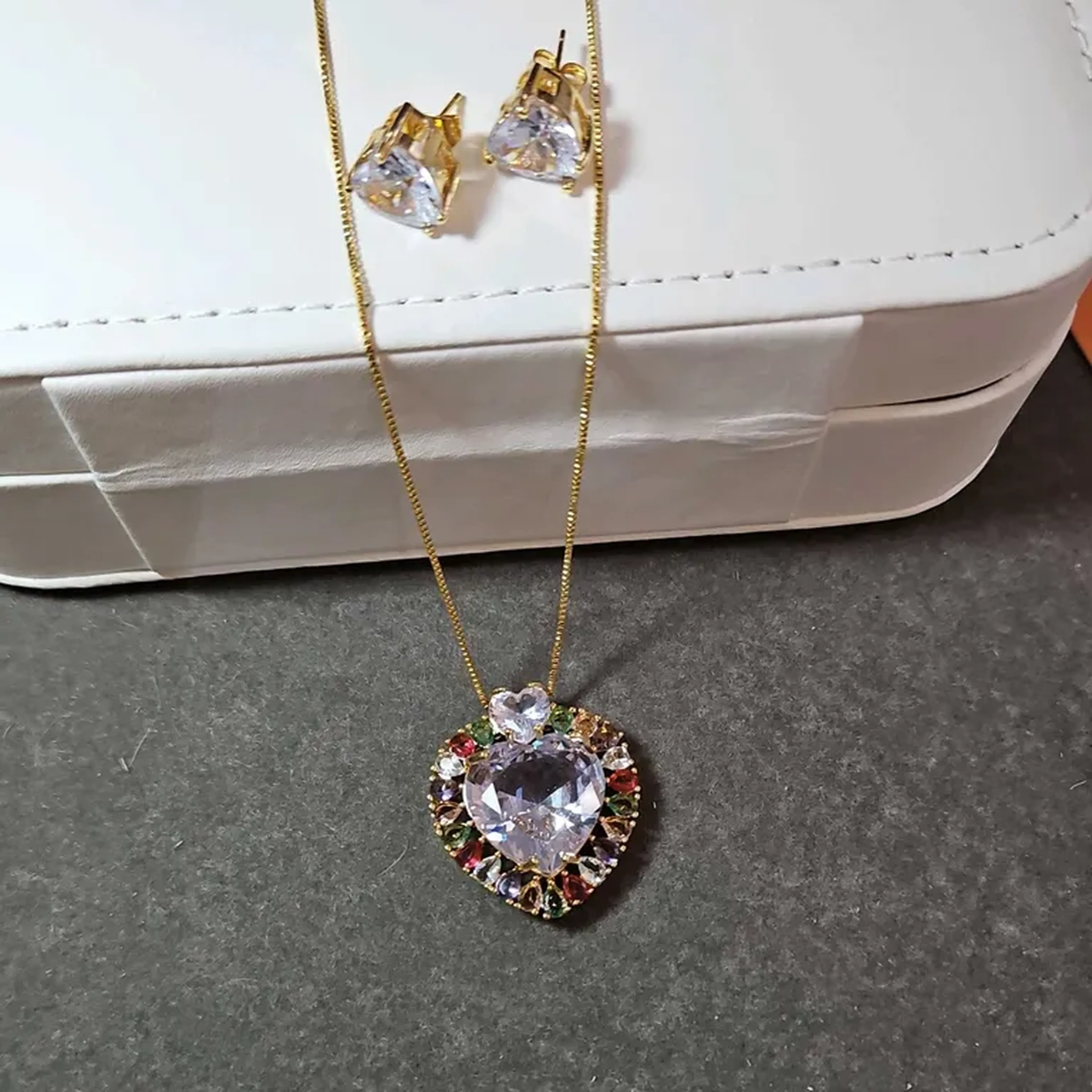 Conjunto coração zircônias colors no banho ouro imagem